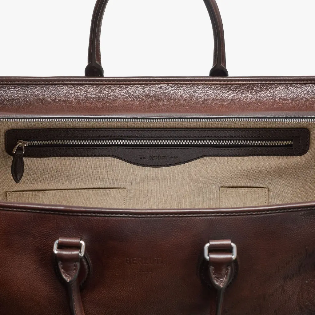 M245423_overnight-scritto-leather-travel-bag_soft-brown_berluti_07.webp